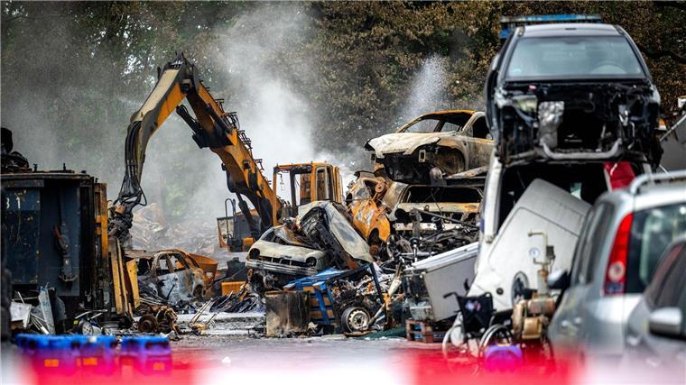 A28 nach Großbrand wieder freigegeben Der Schaden auf dem Recyclinghof geht in die Millionenhöhe.