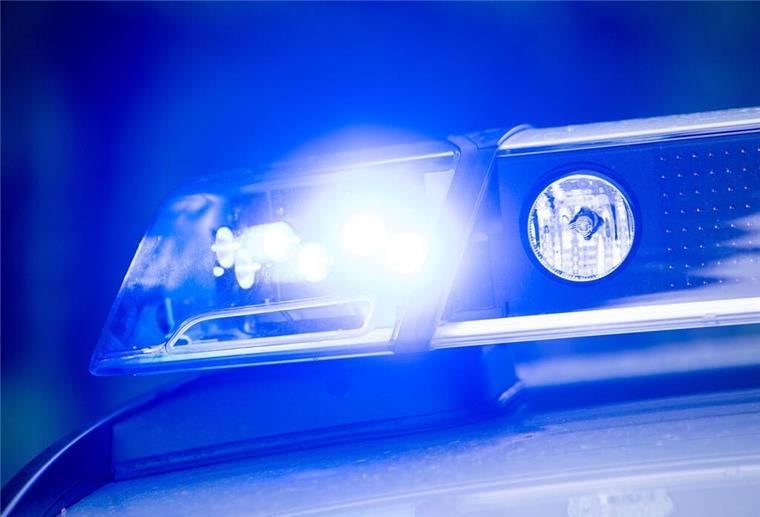 Autoscheibe in Nordenham eingeschlagen - Zeugen gesucht Ein Blaulicht leuchtet auf dem Dach einer Polizeistreife.