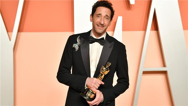 Der Schauspieler Adrien Brody hat die berühmte Auszeichnung Oscar gewonnen.