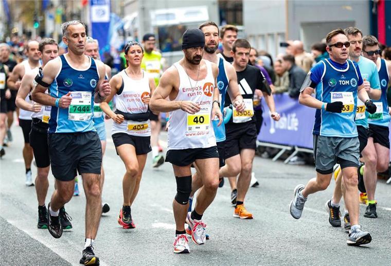 Für kranke Freundin: Colin Farrell läuft Marathon in Dublin Der Schauspieler Colin Farrel (weißes Shirt mit Nummer 40) läuft in Dublin einen Marathon.