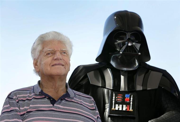 „Star Wars“: Darth Vaders Lichtschwert wird versteigert Der Schauspieler David Prowse spielte Darth Vader in der ursprünglichen Star Wars-Filmtrilogie.
