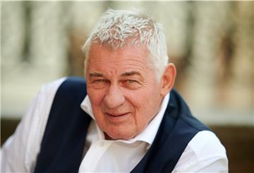 Der Schauspieler Heinz Hoenig sitzt bei einem Fototermin bei Dreharbeiten zur TVNOW Serie "Verbotene Liebe - Next Generation" auf einer Treppe. Der 69-Jährige ist noch einmal Vater geworden.