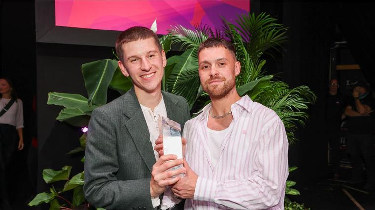 Der Schauspieler Lorenz Hochhuth (l) und der Regisseur Hannes Hirsch zeigen ihren Preis nach der Verleihung des Nachwuchspreises „First Steps“ für Filmschaffende.