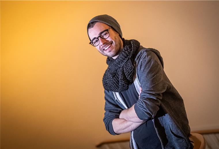 Luca Hämmerle ist der neue Schauspieler im JUB Der Schauspieler Luca Hämmerle gehört seit dieser Spielzeit zum Team des Jungen Theater Bremerhaven (JUB). Den Schal hat er sich selbst gestrickt.