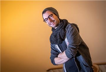 Der Schauspieler Luca Hämmerle gehört seit dieser Spielzeit zum Team des Jungen Theater Bremerhaven (JUB). Den Schal hat er sich selbst gestrickt.