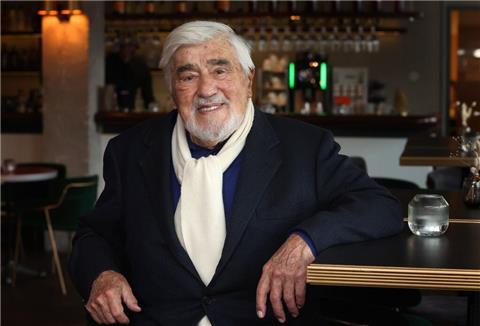 Der Schauspieler Mario Adorf im Café des Arri-Kinos in München, das die technisch überarbeitete 4K-Fassung von „Winnetou I“ gezeigt hat.