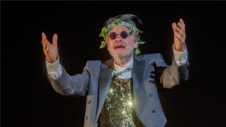 Antiken-Serienmarathon am Hamburger Schauspielhaus startet Der Schauspieler Michael Wittenborn verkörpert Teiresias in „Anthroplis I, Dionysos“.