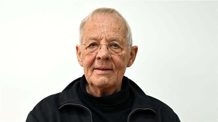 Schauspieler Rolf Becker wird 90 - und dreht noch immer Der Schauspieler Rolf Becker dreht auch im hohen Alter noch für „In aller Freundschaft„.