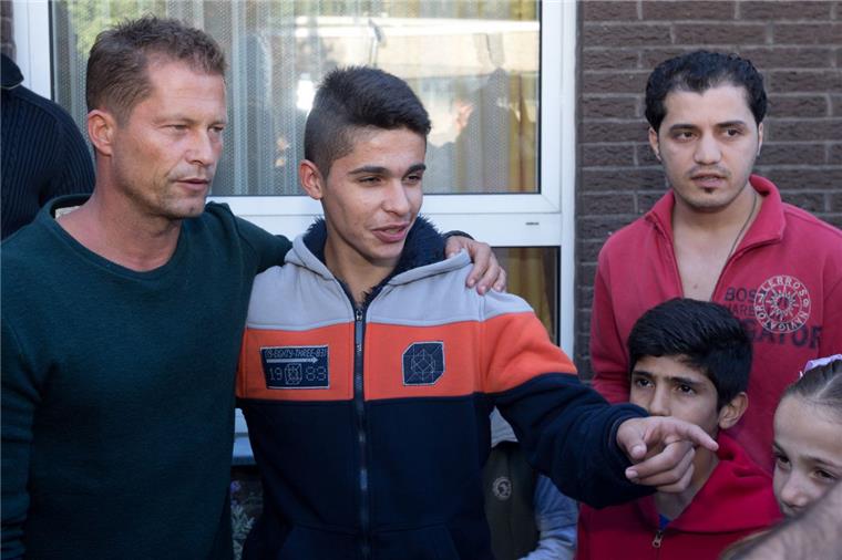 Til Schweiger eröffnet Kindertagesstätte in Flüchtlingsheim Der Schauspieler Til Schweiger (links) setzt sich für die Integration von Flüchtlingen ein.