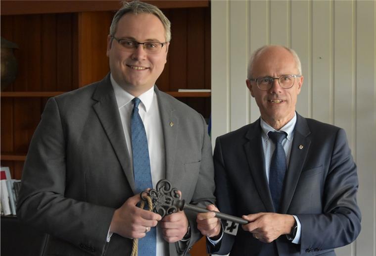 Das Foto zeigt den scheidenden Landrat Hermann Luttmann mit seinem Nachfolger Marco Prietz bei der Schlüsselübergabe. 
