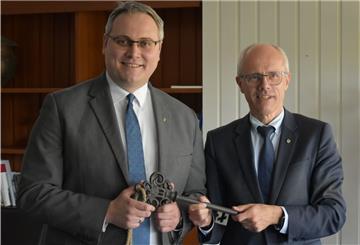 Das Foto zeigt den scheidenden Landrat Hermann Luttmann mit seinem Nachfolger Marco Prietz bei der Schlüsselübergabe. 