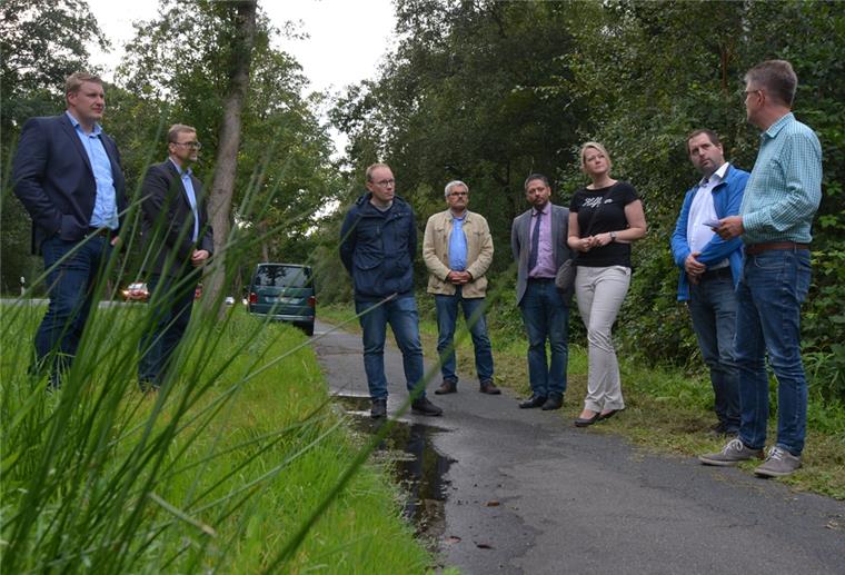 Schiffdorf: Radweg soll endlich sicherer werden Der Schiffdorfer Kreistagsabgeordnete Thorsten Ohlandt (rechts im Bild) gab seinen Parteikollegen einen Einblick in den Zustand des Radwegs an der K58 zwischen Schiffdorf und Sellstedt.