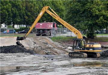 Der Schlamm aus dem Holzhafen in Bremerhaven-Geestemünde wird abtransportiert.