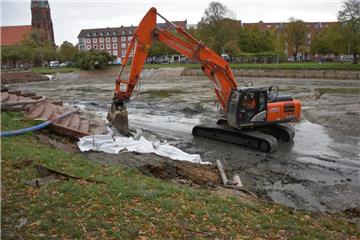 Der Schlamm im Holzhafen ist abgefahren, die alte Klinkerumrandung entfernt. Zurzeit wird an mehreren Stellen die Böschung mit Granit befestigt.