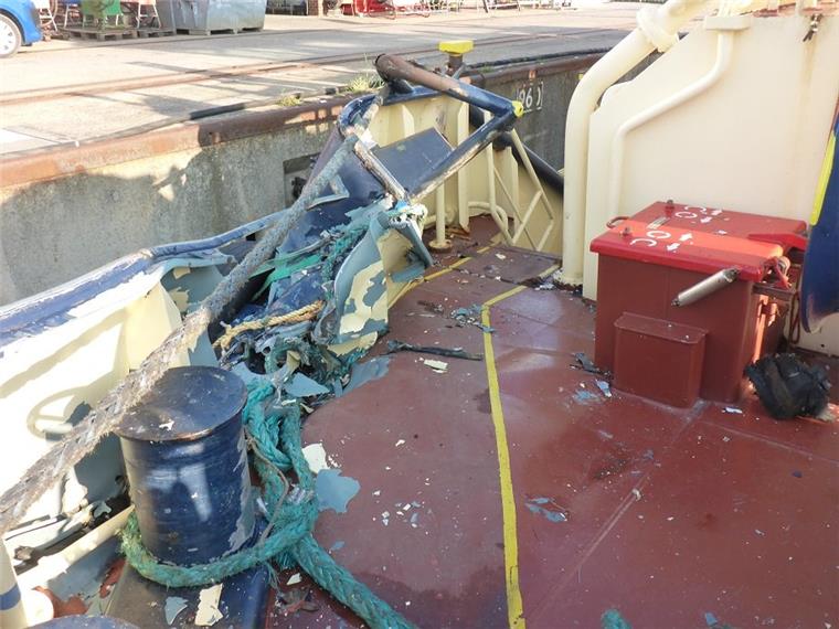 Schiffe kollidieren vor der Nordschleuse Bremerhaven Der Schlepper wurde bei dem Zusammenstoß mit dem Autotransporter beschädigt.