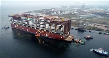 Der Schleppverband mit dem 216 Meter langen Mittschiff des ersten Global-Class-Kreuzfahrtschiffes «Global Dream» kommt nach seiner Überführung aus Warnemünde am Standort Wismar der MV Werften an. 