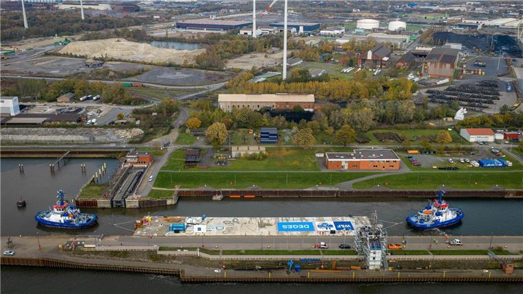 Riesiges Element für Wesertunnel auf der Weser transportiert Der Schleusengang war eine der größten Herausforderungen während des Transports.