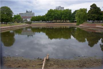 Der Schlick im Holzhafen in Bremerhaven ist wieder unter der Wasseroberfläche verschwunden. Im Moment laufen zwei Pumpen, um das Becken abzupumpen.