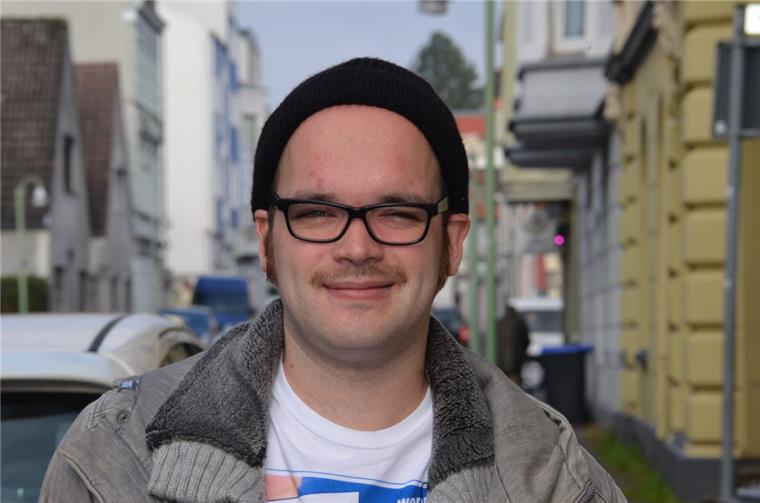 nord24-Redakteur im #movember: So wächst der Schnurrbart Der Schnurrbart von nord24-Redakteur Philipp Overschmidt wächst im Movember langsam, aber sicher.