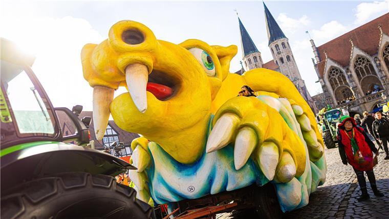 Brunswiek helau! - „Schoduvel“ rollt, Becherwurf auf Behrens Der „Schoduvel“ in Braunschweig ist laut Veranstaltern der größte im Norden.