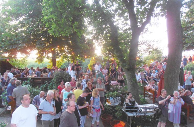 Der schönste Biergarten an der Geeste: Wenn freitags die Musik spielte, war  unter den Bäumen an der Schiffdorer Stauschleuse eine Atmosphäre wie im Märchen.  Das Musikprogramm für 2016 war schon fertig. Doch jetzt ist überraschend Schluss. 