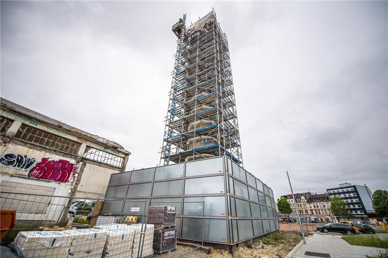 Arbeiten auf Kistnergelände in Bremerhaven gehen weiter Der Schornstein der ehemaligen Kalksandsteinfabrik des Bauunternehmens Kistner ist inzwischen saniert.