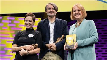Der Schriftsteller Saša Stanišić und die Illustratorin Regina Kehn (links) haben den Jugendliteraturpreis für ihr Kinderbuch „Wolf“ gewonnen.