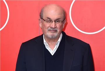 Der Schriftstellerverband PEN in Deutschland hat erneut seine Solidarität mit dem angegriffenen Autor Salman Rushdie bekundet.