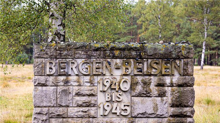 Willie: Gedenkstättenarbeit heute wichtiger denn je Der Schriftzug „Bergen-Belsen, 1940 bis 1945“ steht auf einer Steinwand auf dem Gelände der Gedenkstätte Bergen-Belsen im Landkreis Celle.