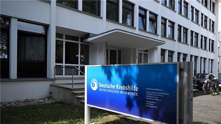 Zum 50-Jährigen: Deutsche Krebshilfe auch auf S04-Trikots Der Schriftzug der Deutschen Krebshilfe kommt als Schriftzug der Trikots.