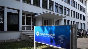 Der Schriftzug der Deutschen Krebshilfe kommt als Schriftzug der Trikots. 
