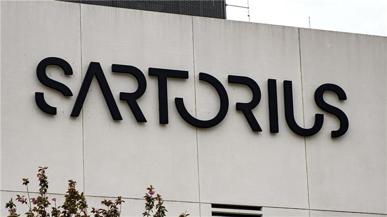 Sartorius kappt Umsatz- und Margenprognose für 2023 Der Schriftzug der Sartorius AG ist an einem Gebäude zu sehen.