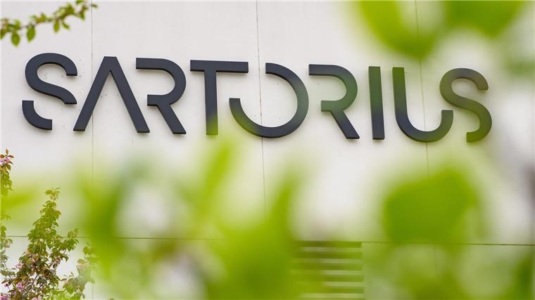 Sartorius schüttet 50,7 Millionen Euro Dividende aus Der Schriftzug der Sartorius AG ist an einem Gebäude zu sehen.