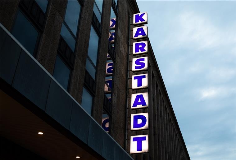 Der Schriftzug des Warenhauses Karstadt leuchtet an der Fassade einer Filiale. Galeria Karstadt Kaufhof hat angekündigt, 62 seiner 172 Häuser zu schließen.