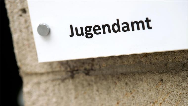 Politik befasst sich mit gewaltsamem Tod von Siebenjährigem Der Schriftzug „Jugendamt“ ist auf einem Schild zu lesen.