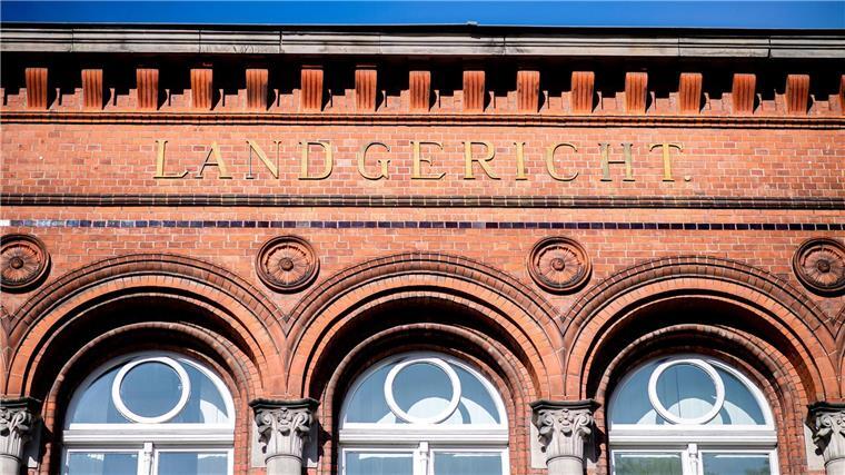 Totgeburt eines Mädchens: Hebamme äußert sich nicht erneut Der Schriftzug „Landgericht“ hängt am historischen Gebäude des Landgerichts Verden im Stadtzentrum.