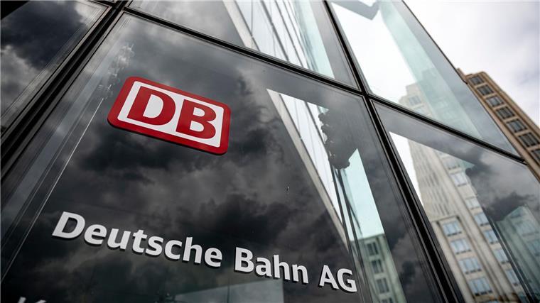 Neuer Fahrplan: Häufiger ICE zwischen Hannover und Berlin Der Schriftzug mit Logo steht an der Zentrale der Deutschen Bahn in Berlin.