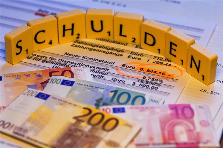 Bremerhavener haben die meisten Schulden Der Schriftzug "Schulden" ist auf einem Kontoauszug mit einem negativen Kontostand zu sehen.