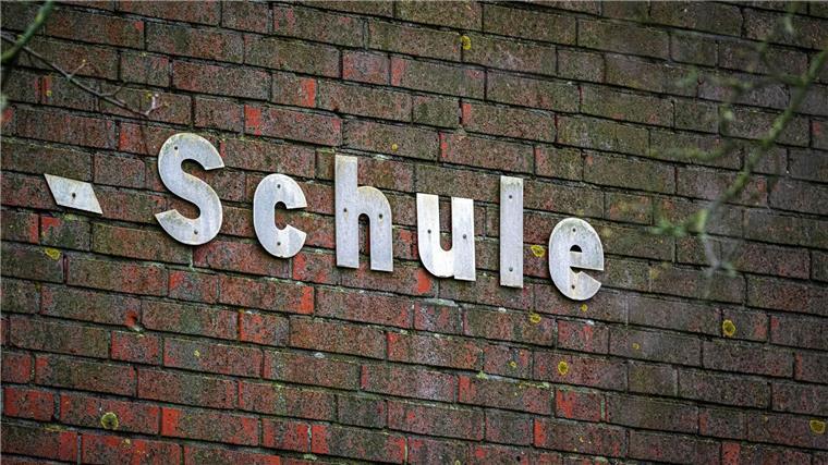 Der Schriftzug „Schule“ an einem Gebäude.