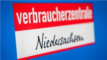 Der Schriftzug „Verbraucherzentrale Niedersachsen“ ist an einer Wand zu lesen.