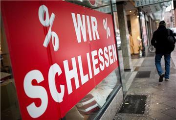 Der Schriftzug «Wir schliessen» steht am Schaufenster eines Geschäftes. (zu dpa: «Zahl der Firmenpleiten steigt weiter zweistellig»)