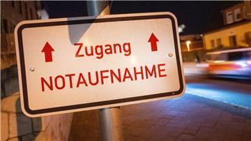 Der Schriftzug „Zugang Notaufnahme“ hängt vor einem Gebäude einer Klinik.