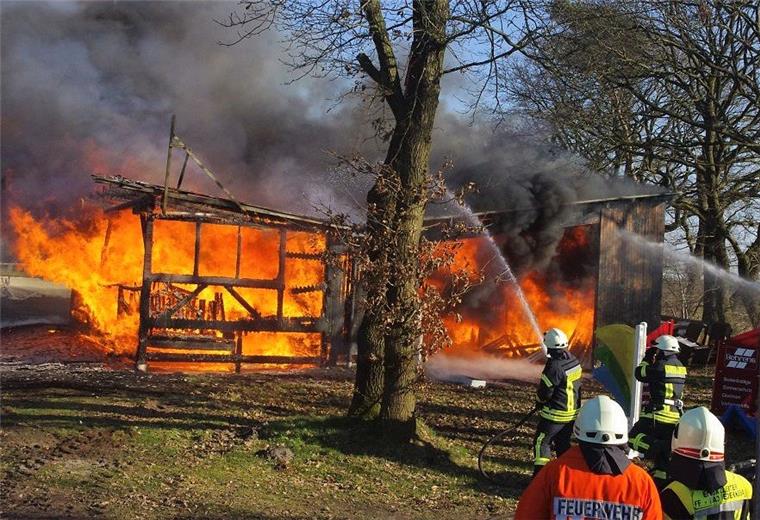 Feuer auf Elmloher Turnierplatz: Polizei vermutet Brandstiftung Der Schuppen auf dem Turnierplatz in Elmlohe ist am 18. Februar abgebrannt.