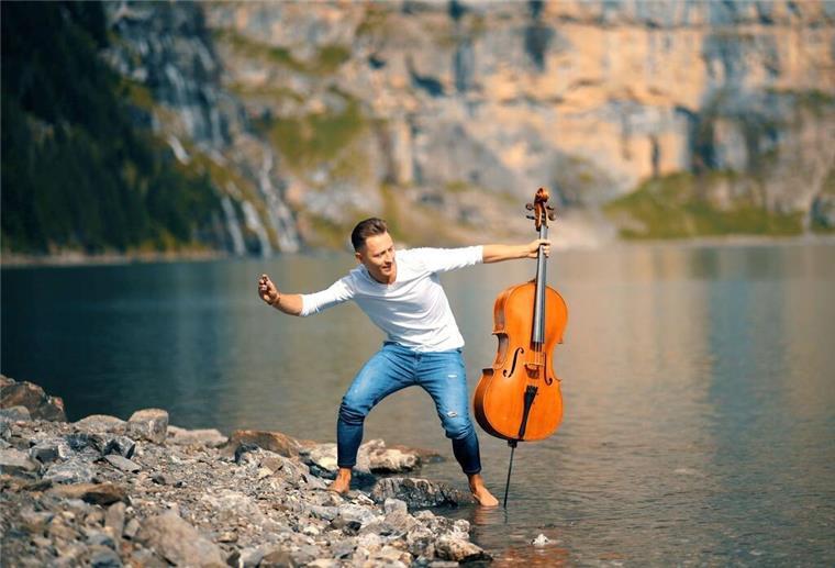 Biobauernsohn mit Cello stürmt barfuß soziale Medien Der Schweizer Jodok Vuille spielt sein Cello an ungewöhnlichen Orten.