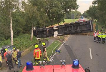 Der schwere Unfall auf der B 211 forderte mehrere Verletzte. Ein Großaufgebot an Rettungskräften rückte zum Unfallort aus. 