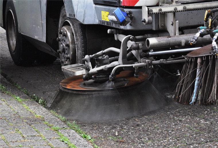 Der Schwermetall-Staub werde durch die Bürsten des Fahrzeugs so unglücklich verteilt, dass insbesondere Kinder, ältere Menschen, Schwangere und vorgeschädigte Menschen einer gravierenden gesundheitlichen Gefahr ausgesetzt seien, sagt der frühere Linken-Ratsherr und Feldstraßen-Anwohner Thomas Bartsch.