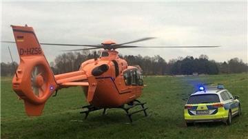 Der schwerst verletzte 65-Jährige aus Drochtersen wurde per Rettungshubschrauber in eine Klinik geflogen. 