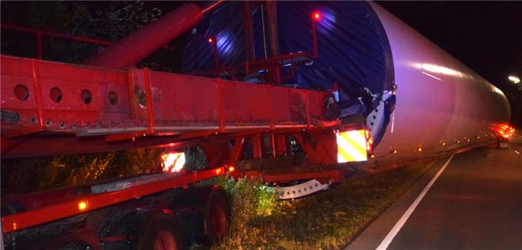 Der Schwertransport landet im Grünstreifen.