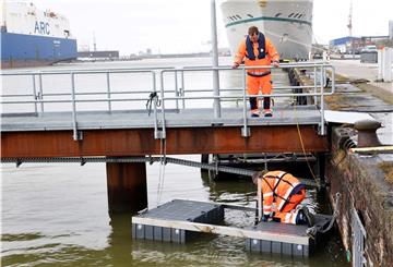 Der schwimmende Mülleimer wird im Bremerhavener Hafen von Bremenports eingesetzt. 