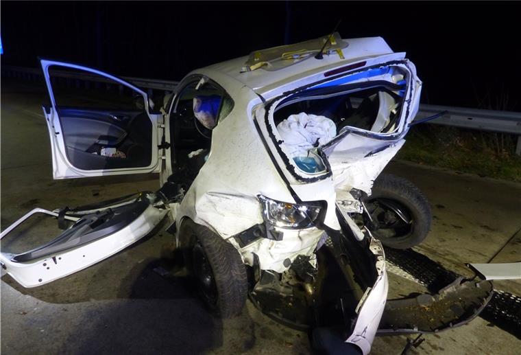A27: Seat wird bei Unfall zusammengestaucht Der Seat der 40-Jährigen wurde bei dem Unfall deformiert.